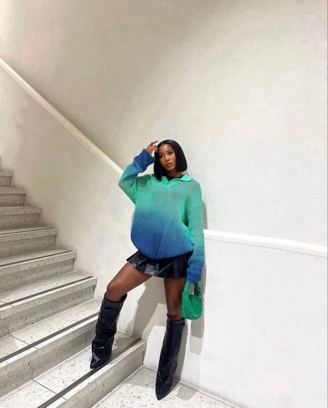 Longline Sweater Outfit, Game Night Outfits For Black Women, Tennis Skirt Styling, Tennis Skirt Outfit Black, Green Boots Outfit, Haircut Photo, Viral Outfits, Boots Winter Outfit, Sweater Skirt Outfit