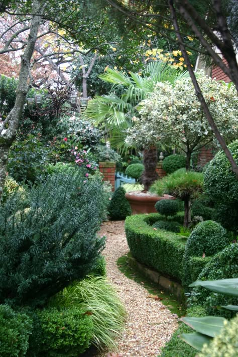 Small Garden Landscape, Garden Pathways, Cottage Garden Design, Formal Garden, Garden Shrubs, Secret Gardens, Garden Pathway, Garden Path, Small Garden Design