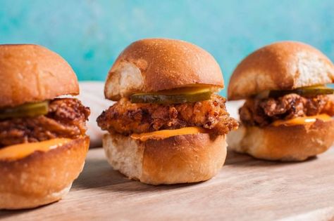 Tender fried chicken sliders with spicy mayo are a tasty little treat! Fried Chicken Sliders, Best Fried Chicken Recipe, Slider Recipe, Sliders Recipes Chicken, Sweet Dinner Rolls, Homemade Brioche, Philly Cheese Steak Sliders, Beef Sliders, Slow Cooked Chicken