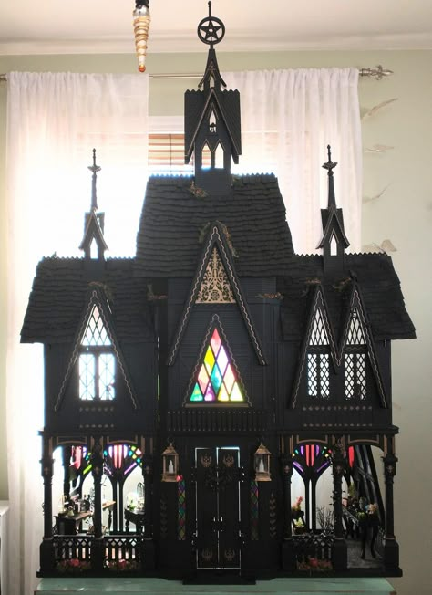 Victorian Gothic Dollhouse, Goth Houses Exterior, Creepy Dollhouse Aesthetic, Gothic Doll House, Spooky Doll House, Beetle Juice House, Dollhouse Flip, Goth Dollhouse, Dark Academia Diy