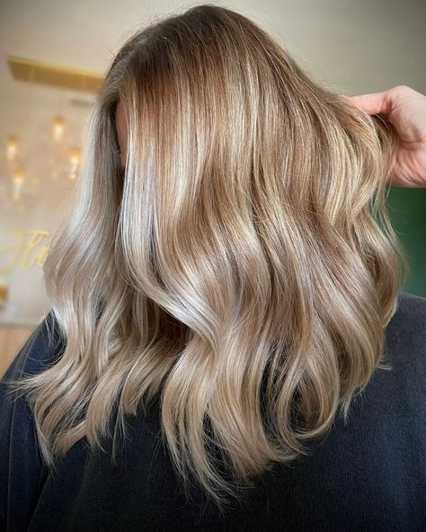 Golden Blonde Cashmere Blonde, Cashmere Hair, Blonde Shades, Buttery Blonde, Blonde Hair Ideas, Dark Blonde Hair Color, Neutral Blonde, Golden Blonde Hair, Hair Color Caramel