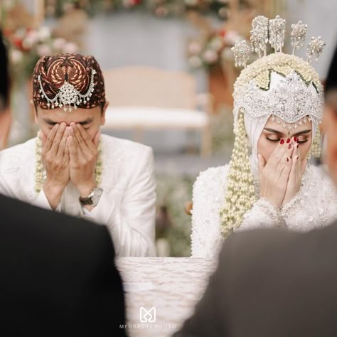 Akad Nikah Photography, Pose Foto Pernikahan, Foto Akad, Wedding Akad, Muslim Wedding Photos, Pose Pengantin, Moodboard Wedding, Muslim Wedding Photography, Foto Wedding