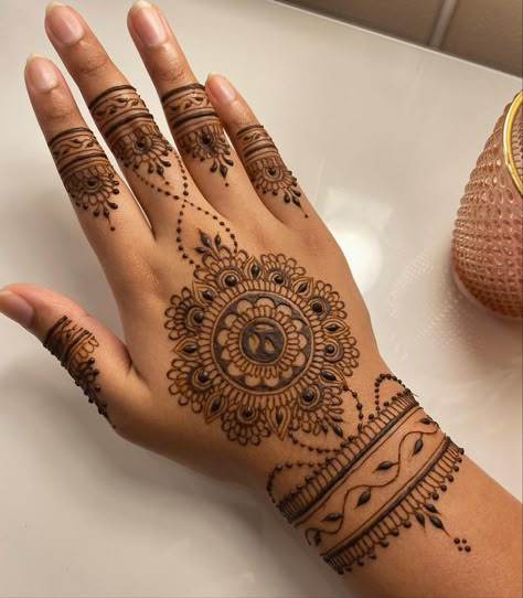 Henna Tattoo Design, Indian Henna Designs, Henne Tattoo, Henna Flower Designs, Henna Flower, Tattoos Henna, Unique Henna, Henna Style Tattoos, Jagua Henna