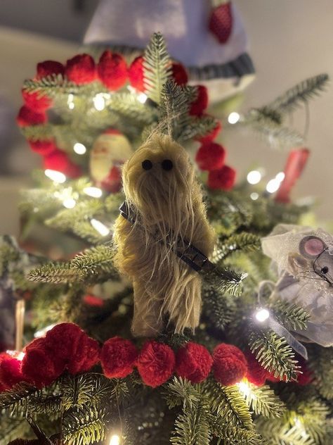 Do you have any Star Wars fans in your family? My family all loved Star Wars and the new generation of TV shows. If you are looking for some cute Star Wars ornaments they don't exist.I decided to try making them and it's a project that is easy enough for children. You can see all of my Star Wars ornament tutorials here.To make a Chewbacca you don't need a lot of supplies, just felt, fur fabric, ribbon and pom poms. You'll need to make your own pattern about of cardboard or a manila folder. Star Wars Christmas Tree Topper, Star Wars Christmas Tree Diy, Star Wars Ornaments, Steampunk Candle Holder, Steampunk Candle, Christmas Room Spray, Christmas Carols Lyrics, Grass Backyard, Cute Star Wars