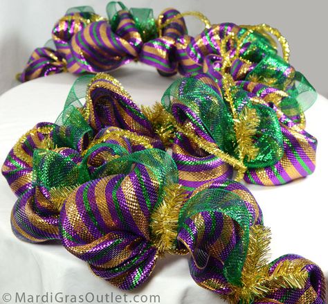 The finished Mardi Gras garland made with a work garland form, deco mesh and tinsel roping. Garland With Ornaments, Mardi Gras Garland, Make Garland, Mardi Gras Diy, Mardi Grad, Mardi Gras Theme, Mardi Gras Party Decorations, Mesh Garland, Deco Mesh Garland