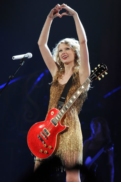 Photo Of Taylor Swift, Speak Now World Tour, Taylor Swift Guitar, Taylor Swift Fotos, Photos Of Taylor Swift, Taylor Swift Party, Taylor Swift Tour Outfits, Taylor Swift Speak Now, Estilo Taylor Swift