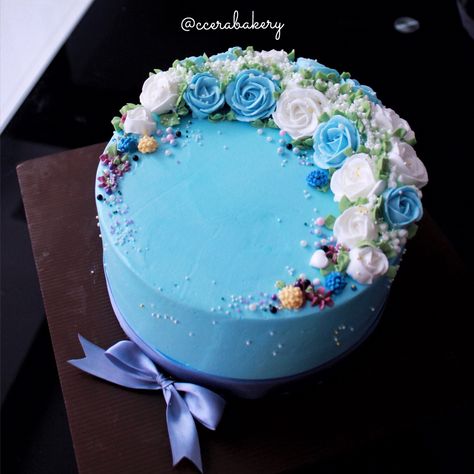 Signature moon shape korean buttercream cake with roses Insta @ccerabakery Crescent Moon Cake Design, Moon Cake Design, Crescent Moon Cake, Ramadan Cake, Flowers On Cake, Buttercream Rose Cake, Rose Buttercream, Rose Cakes, Cake With Roses