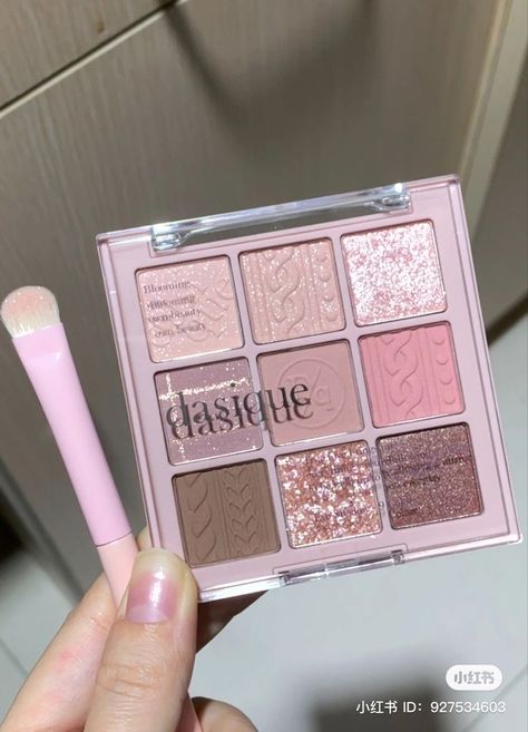 K Beauty Aesthetic, Cool Tone Makeup Korean, Douyin Makeup Products, Dasique Shadow Palette, Evening Eye Makeup, Casual Makeup, Makeup Accesories, Makeup Supplies, Eye Makeup Pictures