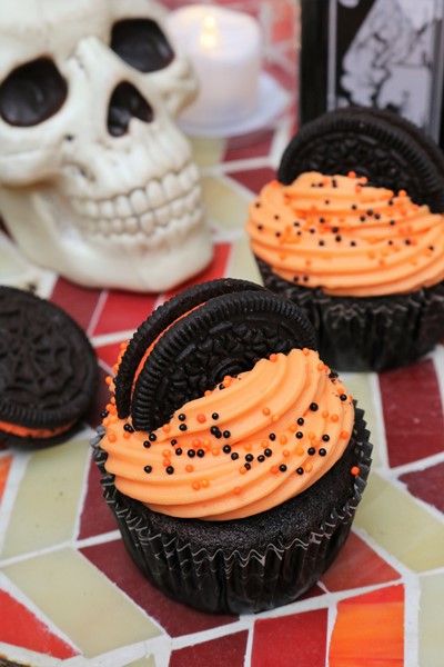 Halloween Cupcakes With Oreos, Orange Oreos Halloween Treats, Fall Halloween Desserts, Pumpkin Oreo Cupcakes, Orange Frosting Cupcakes, Oreo Halloween Cupcakes, Simple Halloween Cupcake Designs, Halloween Easy Cupcakes, Aesthetic Halloween Cupcakes