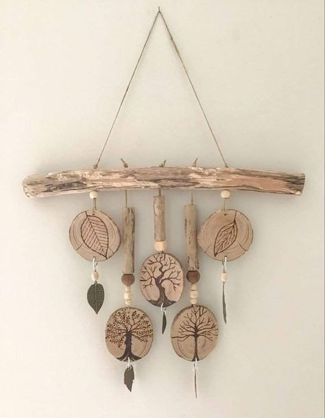 Wooden Wind Chimes, Wood Burning Techniques, Wood Burn Designs, Driftwood Art Diy, Wood Slice Art, Wood Art Projects, Diy Wind Chimes, Wood Burning Crafts, Driftwood Crafts