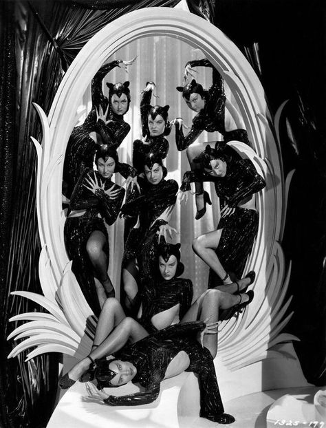 Ziegfeld Girls, Ziegfeld Follies, Vintage Burlesque, Halloween Photos, Vintage Glamour, Cabaret, Hollywood Glamour, Up Girl, Vintage Hairstyles