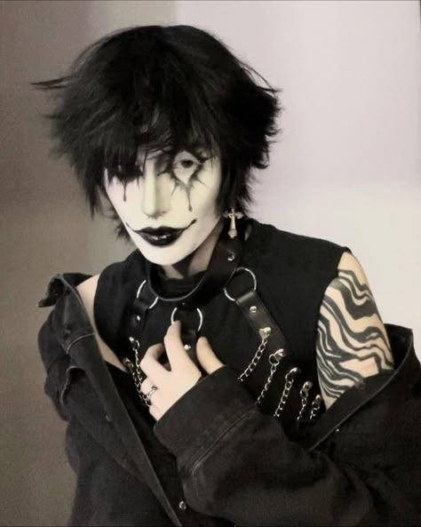 Mens Alt Makeup, Tradgoth Makeup Men, Goth Makeup Masculine, Masc Goth Makeup, Trad Goth Makeup Men, Masculine Goth Makeup, Alt Masc Hair, Gothic Clown Makeup, Masc Tradgoth Makeup