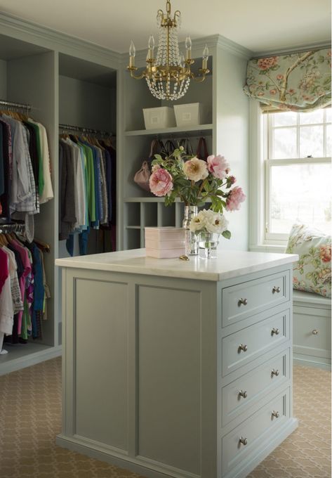 Walk In Closet Organization, Built In Window Seat, Master Closet Design, Closet Features, Chic Closet, Closet Island, Organized Closet, Styl Shabby Chic, Dream Closet Design