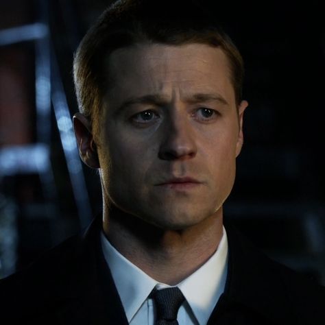 Gotham • 01.01 • Pilot Gotham Jim Gordon, James Gordon Gotham, Jim Gordon Gotham, Jim Gordon, Gotham Characters, Ben Mckenzie, Gotham Series, Old Video, Lego Batman