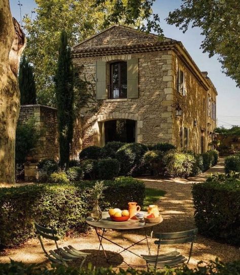 Tuscany House Aesthetic, Tuscan Countryside Aesthetic, Aesthetic Italian House, Italian Countryside House Aesthetic, Tuscan House Aesthetic, Tuscany Aesthetic Home, Houses In Italy Countryside, Countryside Rich Aesthetic, Italian Houses Aesthetic