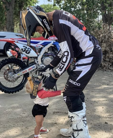 Dirt Bike Couple, Motocross Couple, Motocross Baby, Motocross Girls, Bike Couple, Cute Country Couples, Motocross Love, Cool Dirt Bikes, Motorcross Bike