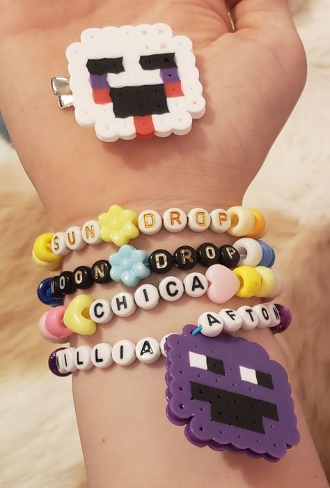 Fnaf Kandi Bracelet, Fnaf Bracelet Ideas, Kandi Ideas Bracelets, Fnaf Kandi, Fnaf Diy, Kandi Designs, Puppet Fnaf, Scene Kandi, Fnaf Crafts