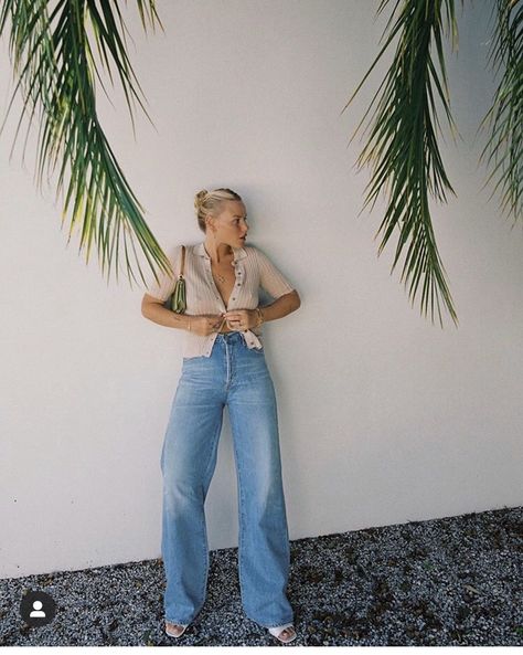 Emily Yates, Daily Uniform, Conscious Fashion, Workout Accessories, Fashion Styles, Aesthetic Fashion, Creative Inspiration, Bell Bottom Jeans, Mom Jeans