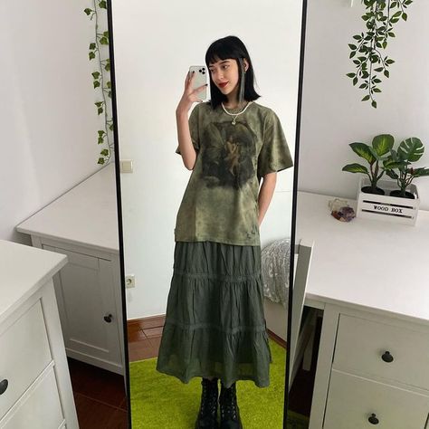 Fairy Grunge Fashion, Green Maxi Skirt Outfit, Layered Skirt Outfit, Skirt With Tshirt, Long Skirt Outfits Aesthetic, Grunge Aesthetic Clothes, Green Skirt Outfits, Ruffle Skirt Outfit, Long Green Skirt