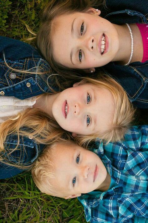 Kids Photo Illusion, Cousin Pictures, Sibling Photography Poses, Sibling Photo Shoots, Cousin Photo, Sibling Pictures, Sibling Poses, Skirt Diy, Sibling Photography