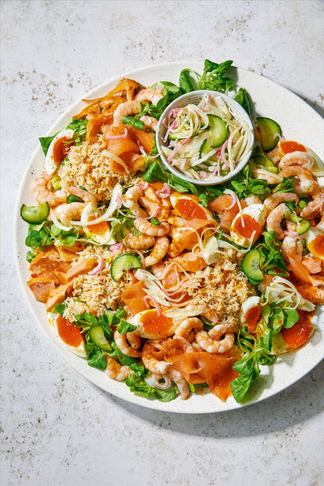 This seafood salad from Mary Berry brings together crab, salmon and king prawns tossed in a fresh sun-dried tomato and lemon dressing and paired with a cucumber pickle. A true celebration of the sea. Dinners Salmon, Seafood Salad Recipe, Smoked Salmon And Eggs, Curry Pasta, Salad Cake, Veg Recipe, King Prawns, Sea Food Salad Recipes, Prawn Salad