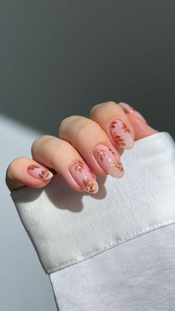 Aistė Haas on Instagram: "🍂🍁 gleaming like autumn leaves and getting quite excited about fall ✨  *products used are linked on my amzn in the bio  _____ *affiliate #fallnails #chromenails #flowernails #brownnails #nails #nailinspo #nailtutorials #diynails 3D nails flower nails floral nails aura ombre gradient, almond nails, simple classy" Gold Floral Nails, Almond Nails Simple, Fall Gradient, Nails Aura, Leaf Nails, Fall Products, Nails Floral, Hoco Nails, Nails Flower