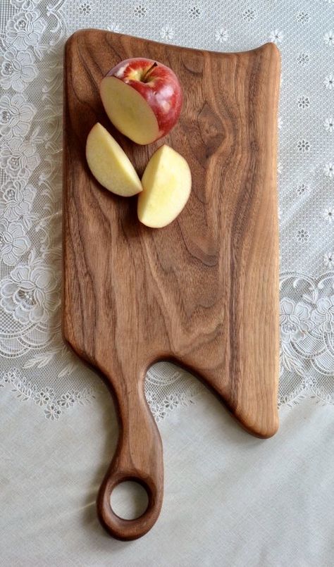 Wood Charcuterie Board Design, Walnut Charcuterie Board, Charcuterie Board Wood, Kitchen Crafts Diy, Charcuterie Board Diy, Diy Furniture Building, Walnut Board, Wooden Serving Boards, Wood Chopping Board