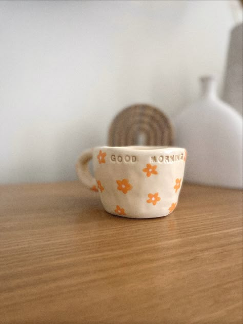 Ceramic Mug Designs Flower, Handmade Ceramic Mug Designs, Mug Ceramic Handmade, Diy Ceramic Mugs Paint, Ceramic Coffee Mugs Pottery, Painted Clay Mugs, Mug Designs Flowers, Handmade Coffee Mug, Floral Ceramic Mug