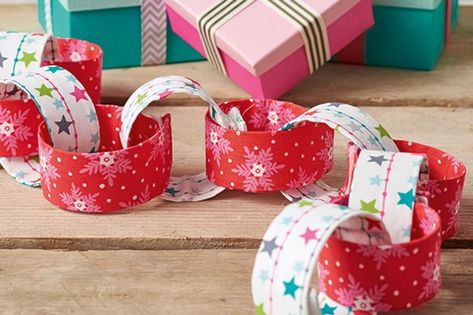 Basic Sewing Kit, Quilting Digest, Paper Chain, Christmas Sewing Projects, Beginner Sewing Patterns, Christmas Crafts For Adults, Fabric Garland, Paper Chains, Christmas Quilts