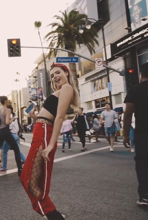 Alissa violet snap pant outfit Alyssa Violet, Snap Pants Outfit, Alissa Violet 2016, Alissa Violet, Alissa Violet Outfit, Snap Pants, Festival Outfits, Spring Summer Outfits, Daily Fashion