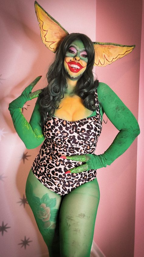 Easy DIY idea! Halloween Diy Ideas Costumes, Super Easy Couples Halloween Costumes, Magical Creature Costume, Drag Halloween Costume, Green Costume Ideas, Monster Costumes Women, Greta Gremlin Costume, Gremlin Costume, Gremlin Costume Diy