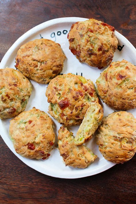 Leek Breakfast, Cheese Scones, Savoury Baking, Scone Recipe, Top Recipes, Vegan Cheese, Fruit And Veg, Bread Rolls, Leeks