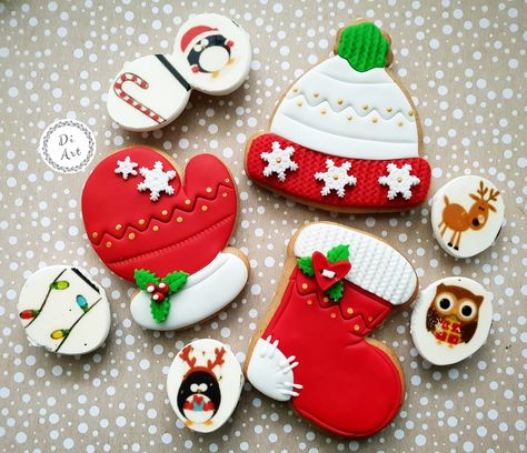 Christmas Cookie Icing, Iced Christmas Cookies, Royal Icing Christmas Cookies, Decorated Christmas Cookies, Christmas Sugar Cookies Decorated, Winter Cookie, Sugar Cookie Designs, Pretty Cookies, Xmas Cookies