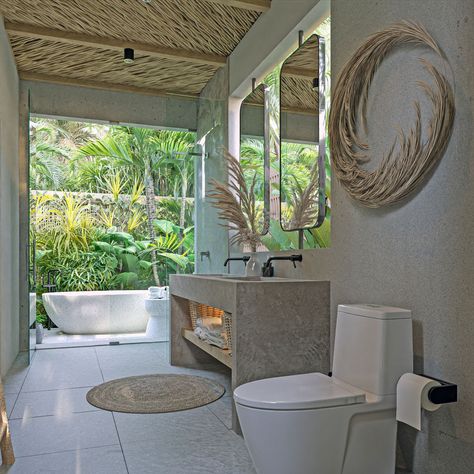 The open-air concept incorporates tropical plants and direct access to natural lights. Relax in the stunning bathtub or take a refreshing bath in the shower next to it. The bathroom features a neutral colour. Beautiful design by Balitecture for Casita Pasir in Bali, Indonesia. Bahamas Bathroom, Open Bathtub, Open Air Bathroom, Bali Concept, Open Bathroom Concept, Bali Beach House, Bali Bathroom, Rich Dubai, Interior Design Business Plan