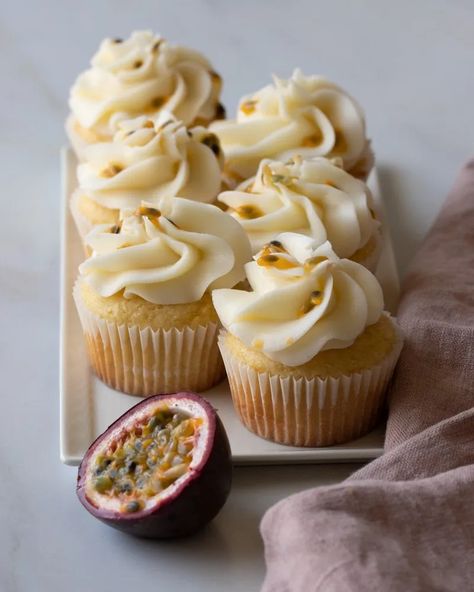 Passion Fruit Cream Cheese Frosting, Passion Fruit Cupcakes, Fruit Cupcakes Recipes, Amazing Christmas Desserts, Passion Fruit Cake, Fruit Cupcakes, Fruit Muffins, Passionfruit Recipes, Fruit Scones