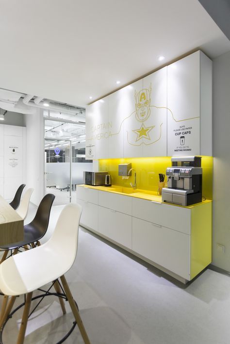 Kirchen Design, Office Kitchenette, Yellow Kitchen Designs, Pantry Interior, Cafeteria Design, Office Break Room, Office Pantry, Corporate Office Design, Office Space Design