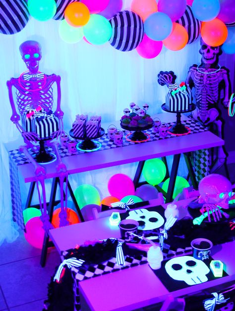 Neon Halloween Party Ideas, Halloween Glow Party Ideas, Uv Halloween Decorations, Glow Halloween Party, Skeleton Party Ideas, Glow In The Dark Halloween Party, Skeleton Birthday Party, Halloween Glow Party, Black Light Halloween