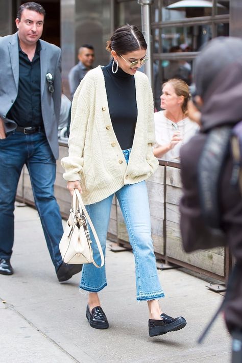 Selena Gomez Wearing Cream Cardigan in New York Cream Cardigan Outfit, Selena Gomez Outfits, Cream Cardigan, Sweater Trends, Cardigan Outfits, Budget Fashion, Winter Fashion Outfits, Outfits Casuales, Latest Fashion Clothes