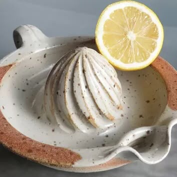 Juicer Ceramic, Diy Keramik, Pottery Kitchen, Lemon Squeezer, Pottery Classes, Ceramics Projects, Ceramic Kitchen, Ceramics Ideas Pottery, Kitchen Cookware