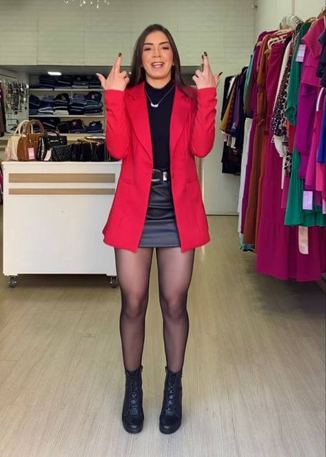 Red Sequin Blazer Outfit, Red Blazer Winter Outfit, Red Green And Black Outfit, Blazer Rojo Outfit Casual, Outfits Saco Rojo, Outfit Saco Rojo, Outfit Blazer Rojo, Xmas Outfits Women, Outfit Navidad