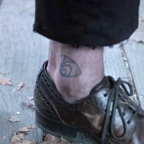 Olaf's infamous eye tattoo is pretty spot-on compared the fake ink Patrick sported while filming the first season: Count Olaf Tattoo, Olaf Tattoo, Count Olaf, Army Tattoos, Lemony Snicket, Unfortunate Events, Pin Up Tattoos, A Series Of Unfortunate Events, Eye Tattoo