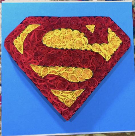 Fandom Paintings, Superman Crafts, Quiling Paper Art, Logo Superman, Superman Gifts, Spider Men, 3d Quilling, Handmade Birthday Gifts, Paper Bouquet