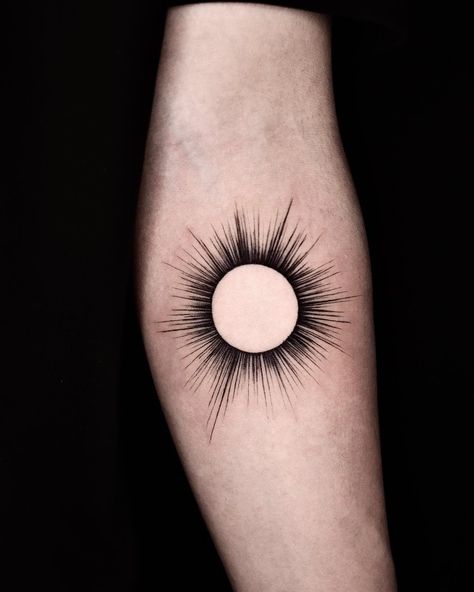 Sun Ray Tattoo, Mandala Sun Tattoo, Sun Rays Tattoo, Simple Sun Tattoo, Rising Sun Tattoos, Sun Tattoo Ideas, Eclipse Tattoo, Halo Tattoo, Ray Tattoo