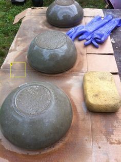 DIY Concrete planters Garden Planters Diy, Diy Concrete Planters, Concrete Bowl, Concrete Diy Projects, Deco Nature, Outdoor Crafts, Concrete Crafts, Concrete Projects, Concrete Garden