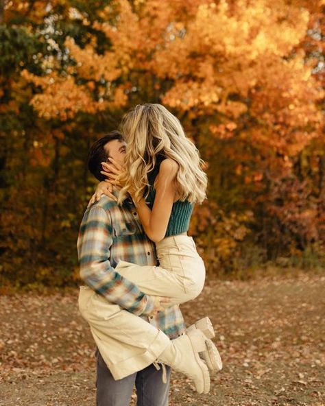 Fall Couples Photoshoot Outfits, Jeep Couple, Kat Singleton, High School Boyfriend, Couple Outfits For Pictures, Bf Things, School Boyfriend, Fall Couples Photoshoot, Couples Photoshoot Outfits