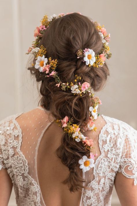 Hair Garland Wedding, Wedding Flower Garland, Bad Dresses, Edgy Wedding, Hair Garland, Record Of Ragnarok, Funny Dresses, Diy Haircut, Daisy Wedding