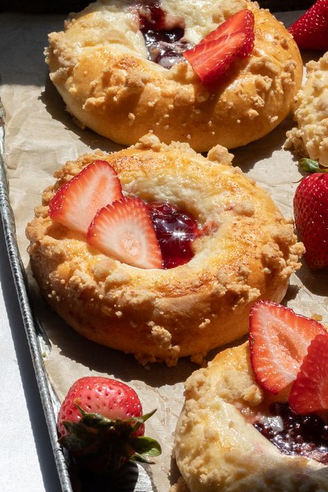 Strawberry Cheesecake Buns Cheesecake Buns, Sweet Buns Recipe, Cottage Cheese Cheesecake, Cheesecake Bread, Bread Strawberry, Strawberry Bread, Strawberry Preserves, Milk Bread, Sweet Buns