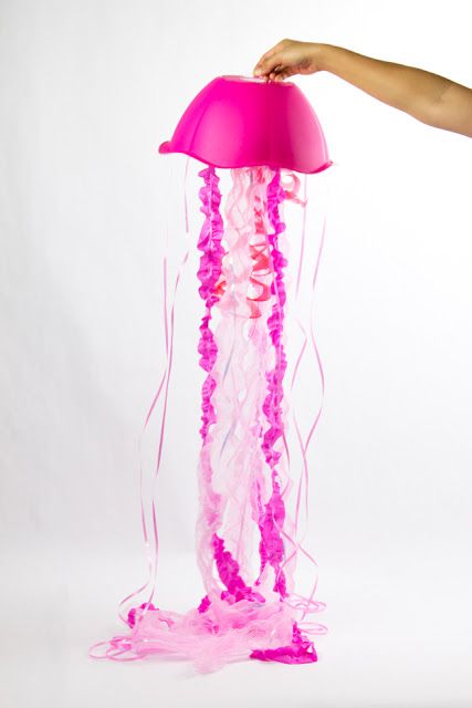 how to make giant gorgeous jellyfish from dollar store materials Spongebob Trunk Or Treat, Diy Jellyfish Decoration, Lisa Christmas, Jellyfish Crafts, Giant Jellyfish, Diy Jellyfish, Diy Jelly, Scuba Vbs, Under The Sea Crafts