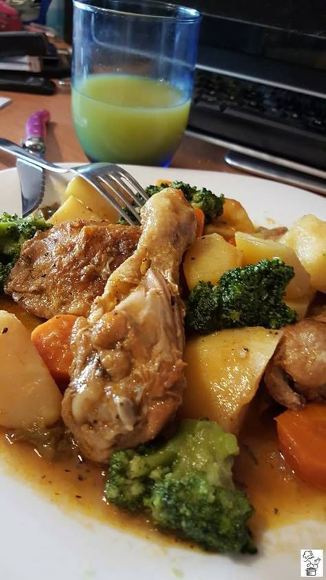 Estofado de pollo con patatas y verduras Receta de Montse Casellas (TRASTEAMOS EN MI COCINA?) - Cookpad Chicken Stew With Potatoes, Plats Healthy, Healthy Chicken Dinner, Deli Food, Chicken Dinner, Chicken Dishes, Mexican Food Recipes, Health Food, Love Food