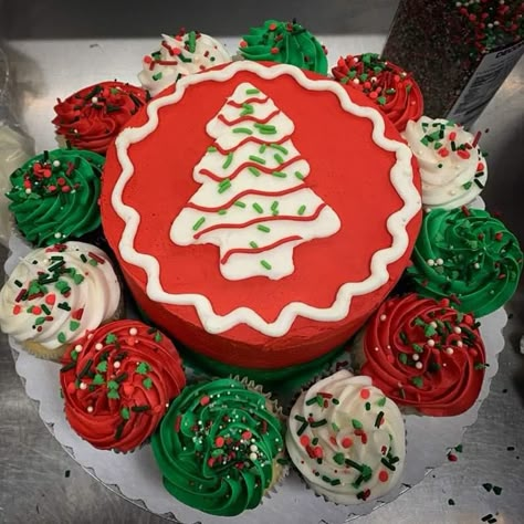 Christmas Cupcake Cake Ideas, Party Combo Cake Ideas, Christmas Cupcake Cakes, Christmas Cookie Cakes, December Desserts, Halo Cake, Christmas Cupcake Cake, Message Cookies, Christmas Cookie Cake